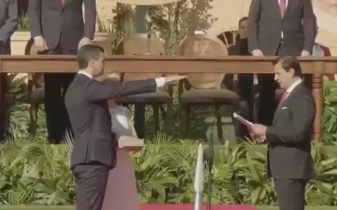 Santiago Pe�a jura y empieza un nuevo periodo presidencial