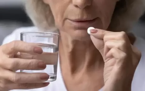 Una aspirina al d�a en personas mayores sin antecedentes: m�s riesgo de ACV y anemia