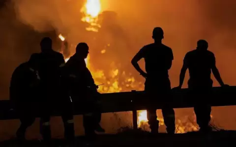 Grecia combate mayor incendio del que haya registro en la UE