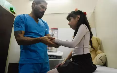 Pacientes con quemaduras reciben prendas compresivas para prevenir cicatrices