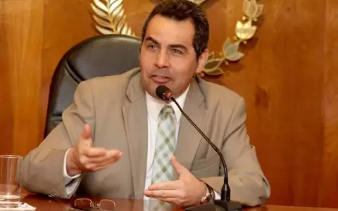 Kronawetter dice que no renunciar� al CM