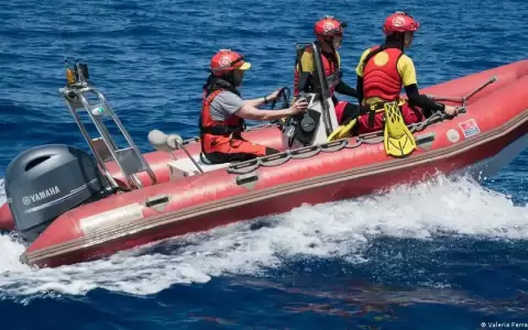 El Open Arms desembarcar� a 59 migrantes rescatados