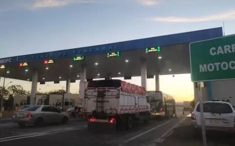 Camioneros se manifiestan ante suba del peaje en Ypacara�