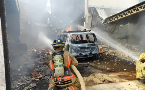 Reportan incendio de gran magnitud en una destiler�a de Aregu�