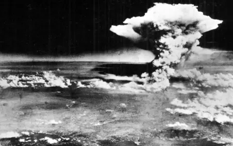 El 6 de agosto de 1945, Estados Unidos lanz� la primera bomba at�mica, �Little Boy�, sobre Hiroshima, Jap�n.