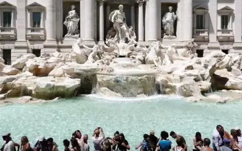 Turista subi� a la Fontana di Trevi, de Roma, para llenar una botella de agua