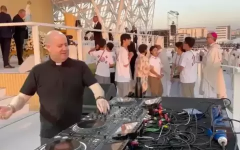 Sorpresa en la JMJ de Lisboa: un cura DJ da los buenos d�as a ritmo de tecno