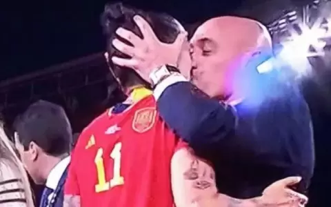 Presidente de la RFEF pide disculpas tras beso a jugadora