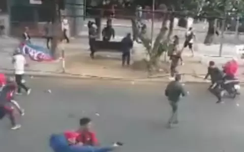 Pelea entre barras de Cerro Porte�o dej� un fallecido "no se sabe si es por piedras o balas"