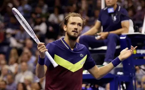Medvedev apabulla a Alcaraz y se cita en la final con Djokovic