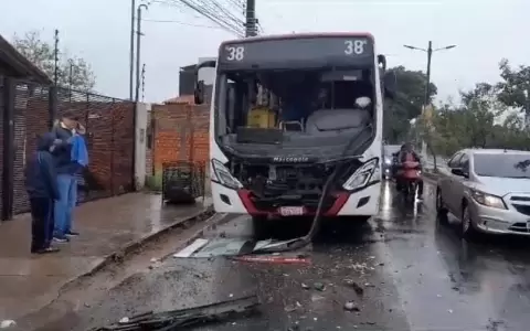 Dos menores de edad resultan heridos en accidente de buses
