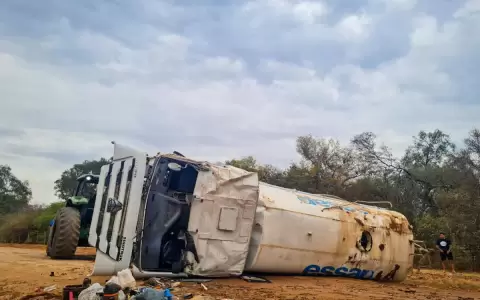 Cami�n de la Essap que disrtibu�a agua potable volc� en Boquer�n pero solo registra da�os materiales