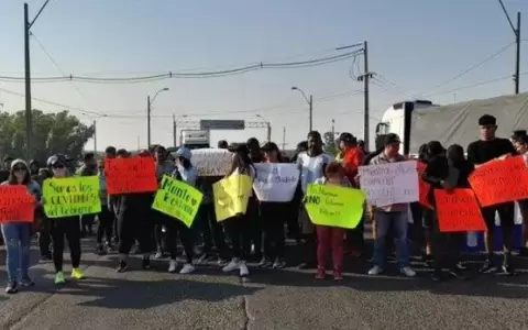 Comerciantes de Nanawa cierran media calzada en el Puente Remanso
