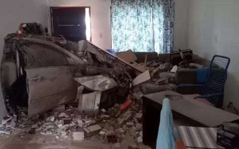 M�dico pierde la vida al estrellarse contra una vivienda en Encarnaci�n