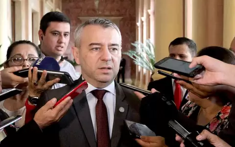 Tratan de �inmaduro� a Cartes por constantes ataques contra Mario Abdo