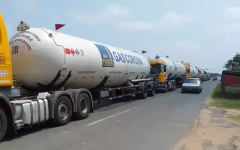 Camionero se descompensa por el calor mientras espera liberaci�n en aduanas de Argentina