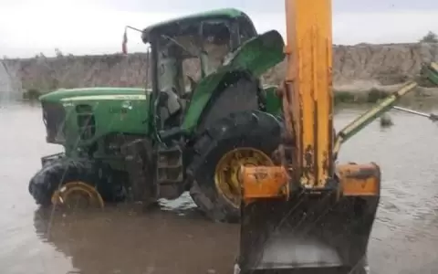 Trabajadores de campo fallecieron ahogados tras hundirse tractor en un arrozal