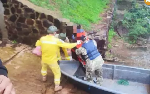Mujer y un joven cayeron en aguas del r�o Paran�, sigue la b�squeda