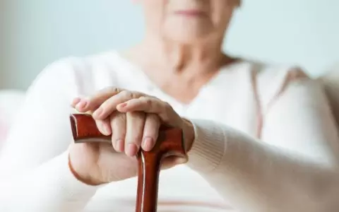 Adultos mayores con conductas sedentarias tienen mayor riesgo de demencia, dice estudio