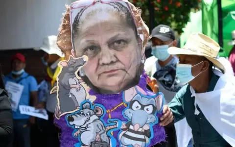 Guatemala: sigue la tensi�n y miles de personas piden la renuncia de la fiscal general por interferir en elecciones