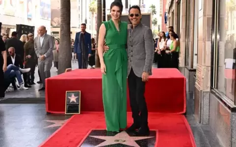 Marc Anthony descubri� su estrella en el Paseo de la Fama junto a Nadia Ferreira