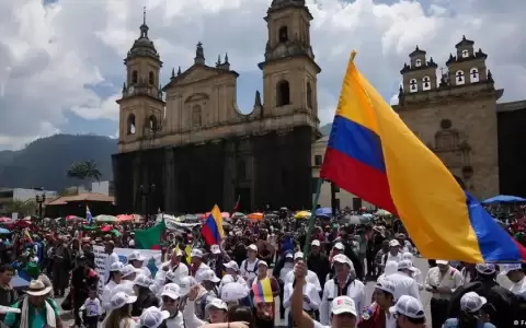 Petro propone reformar los servicios p�blicos de Colombia