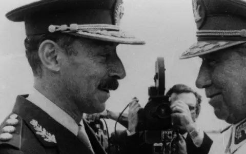 Argentina retira condecoraciones a Augusto Pinochet