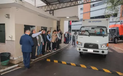 Elecciones: con destino a 13 distritos, partieron en camiones los maletines y m�quinas de votaci�n