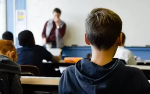 El menor ingres� hasta el colegio y empez� a buscar a su exnovia.