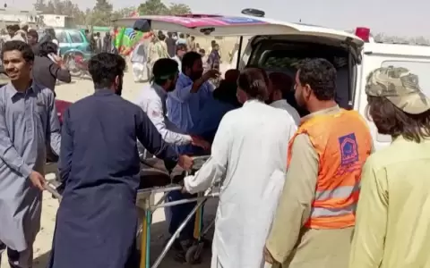 Pakist�n: atentado frente a mezquita deja m�s de 50 muertos