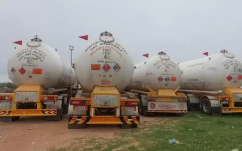 Pobladores se manifiestan ante posible fuga de gas de camiones retenidos en Argentina