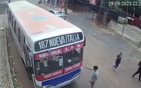 Enojado por un reclamo, chofer de bus casi arrolla a otro conductor