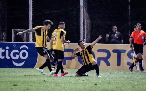 Con un jugador menos, Guaran� vence a un flojo Cerro Porte�o