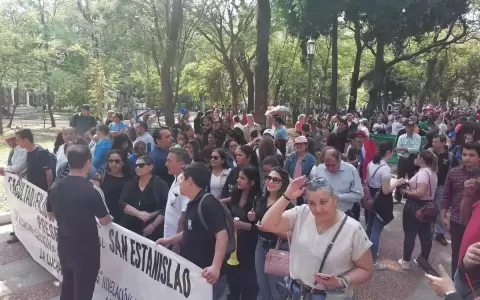 Contin�a movilizaci�n de funcionarios de la UNA en inmediaciones del Congreso