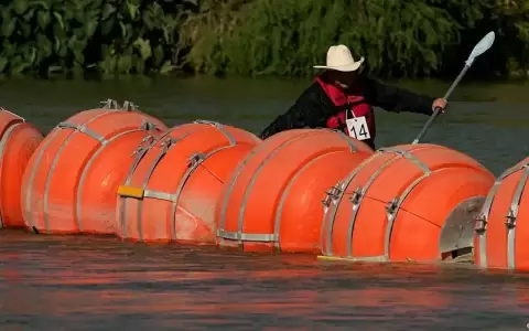Un juez de EE. UU. ordena a Texas retirar boyas antimigrantes