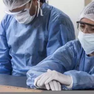 M�dicos y residentes exigen mejoras laborales en medio de alarma por muertes vinculadas a salud mental