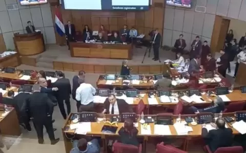 Senado levanta la sesi�n tras salida de la bancada cartista y convoca a extra