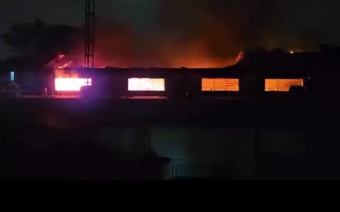 Incendio consumi� casi toda una f�brica de ropas en San Lorenzo