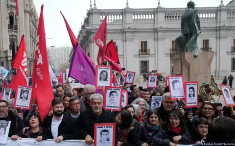 Miles de personas recordaron a v�ctimas de dictadura en Chile