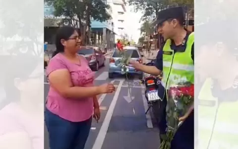 Por inicio de la primavera, polic�as entregan flores a mujeres trabajadoras