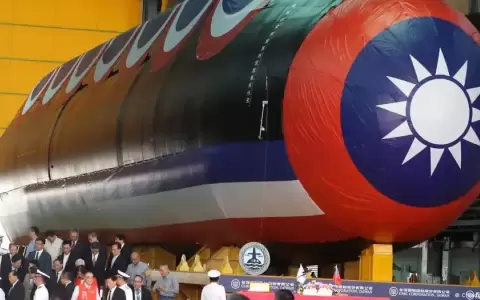 Taiw�n presenta primer submarino en plena tensi�n con Pek�n