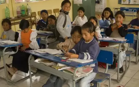 Ecuador va a clases virtuales en zonas de alta criminalidad