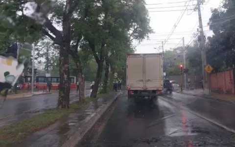 Personal de blanco protesta contra aumentazos de legisladores y exige reajuste