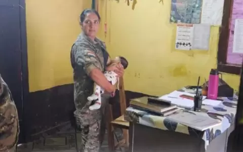 Suboficial de Polic�a amamanta a beba accidentada con su madre