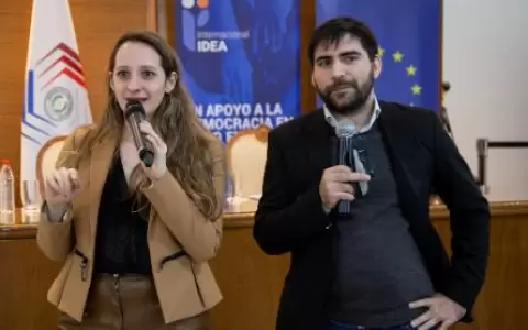 Panel debate sobre desaf�os digitales para la democracia: respuestas desde las juventudes