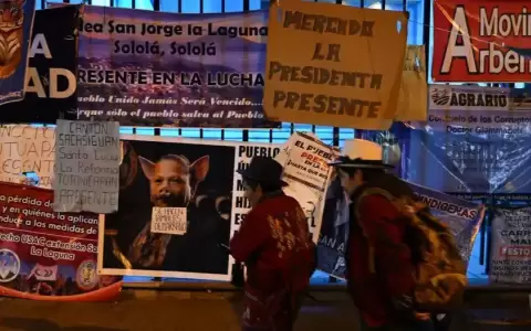 Miles de comerciantes se unen a las protestas en Guatemala
