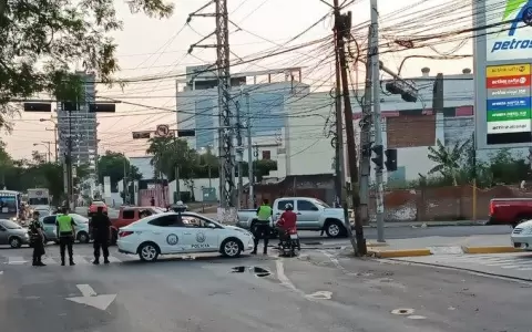 Miembros de pueblos originarios realizan manifestaci�n sobre Artigas