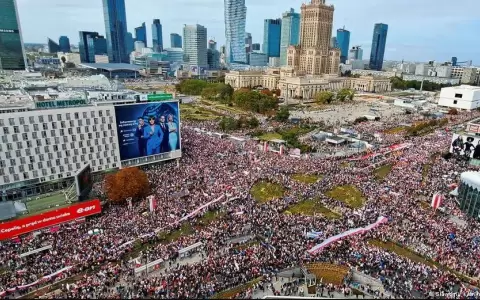Multitudinaria marcha contra el gobierno en Polonia