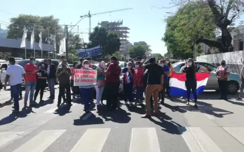 Funcionarios del Hospital de Cl�nicas marchan para exigir m�s presupuesto al Gobierno