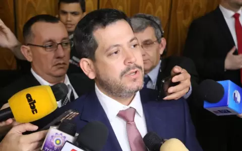 Latorre defiende aumento para legisladores: �Es estrategia para combatir la corrupci�n�